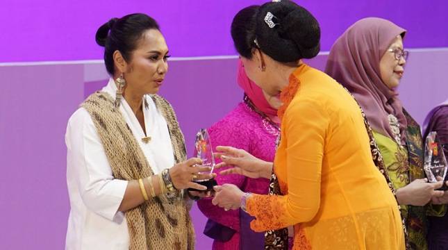 Berhasil Jadikan Perempuan Sebagai Ibu Bangsa, Persit Kartika Chandra Kirana Raih Anugerah Kowani 2024