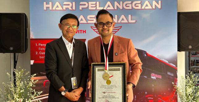 Hari Pelanggan Nasional, Gilang Widya Permana Bikin Kejutan ke Penumpang Bus AKAP Juragan 99 Trans