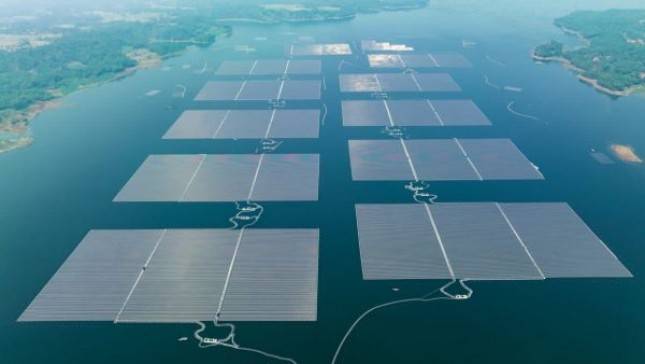 Energi Fosil Selamat Tinggal! Kementerian PUPR Beri Lampu Hijau Optimalisasi PLTS Terapung di Permukaan Waduk