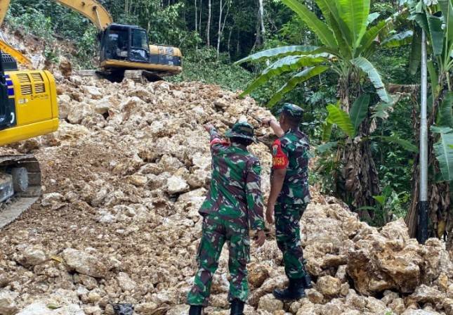 TMMD Ke-122 Kodim 1805/Raja Ampat Bangun Jalan dan Rumah Bacaan di Kampung Saporkren Distrik Waigeo Selatan