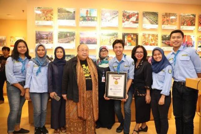 Elpala SMA 68 Terima Penghargaan MURI