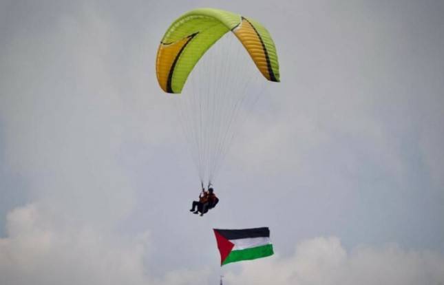 Terus Bersuara Untuk Palestina, DMC Dompet  Dhuafa Lakukan Aksi Spektakuler Bentangkan Bendera Palestina Melalui Paralayang