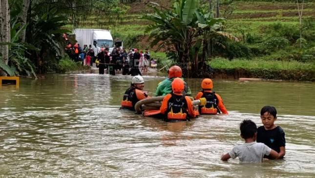Gerak Cepat! Relawan DMC Dompet Dhuafa Evakuasi Warga Terdampak Banjir di Sukabumi 