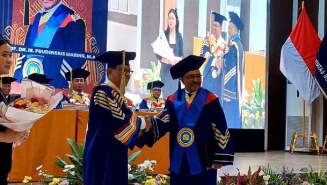  Anak Desa Terpencil Maumere Ini Raih Guru Besar Antropologi Ekologi Setelah Berguru ke Masyarakat Tiga Gunung