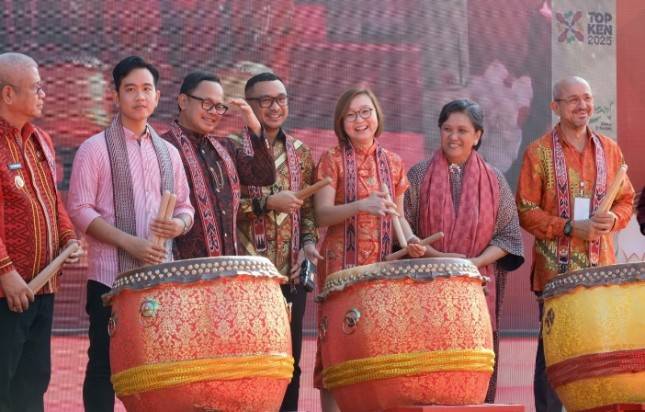Wamenekraf Irene Apresiasi Gelaran Festival Cap Go Meh: Karisma Event Nusantara sebagai Motor Penggerak Sektor Ekraf Kalimantan Barat 
