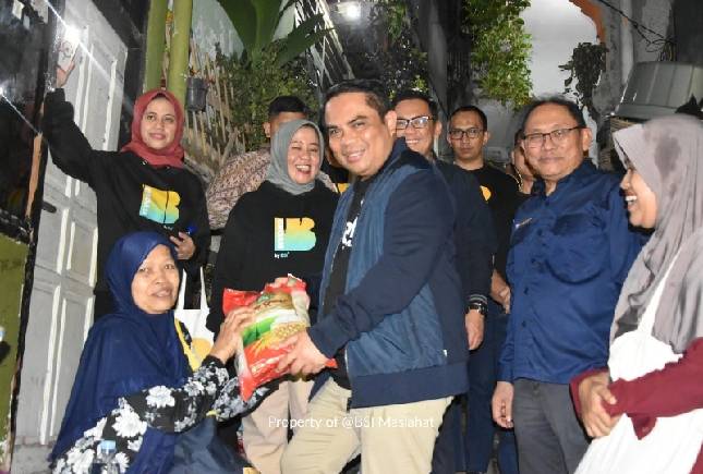 Bantu Korban Banjir, BSI Maslahat Salurkan Paket Berbuka Puasa