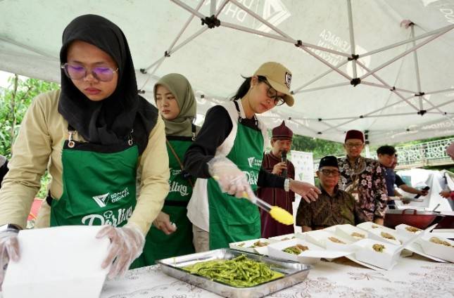 Duet Marcella Zalianty dan Chef Amanda  Siapkan Ratusan Porsi Makanan untuk Berbuka Puasa Bersama Dompet Dhuafa 