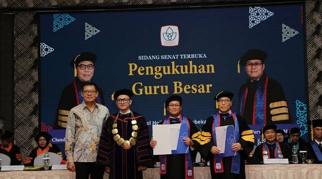 President University Kukuhkan Prof. Chandra Setiawan dan Prof. Purwanto sebagai Guru Besar dalam Bidang Manajemen Keuangan