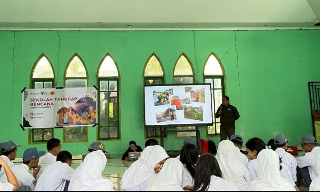 Lazuna Chicken dan Dompet Dhuafa Sulsel Gelar Pelatihan Sekolah Tanggap Bencana di SMA 19 Makassar