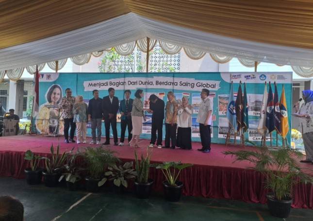 Cetak Lulusan Calon PMI Berkualitas, Wamen Christina Ariyani Kunjungi SMK Pariwisata Metland School