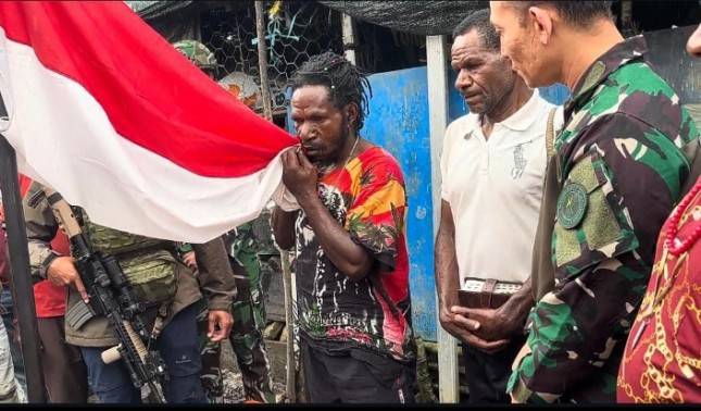 Momen Sakral Minanggeng Murib Cium Sang Saka Merah Putih dan Ikrar Setia pada NKRI