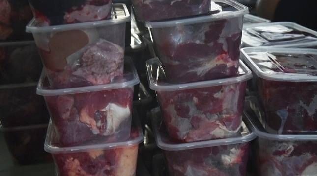 Panitia Idul Adha Masjid Baiturrohman, Kartika Wanasari Serahkan Ribuan Paket Daging Qurban untuk Warga Sekitar