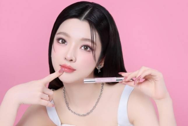 Star-Glazing Steel Lipcerin dari barenbliss, Era Baru Perawatan Bibir 3-in-1 yang Multifungsi, Glowing, dan Tahan UV