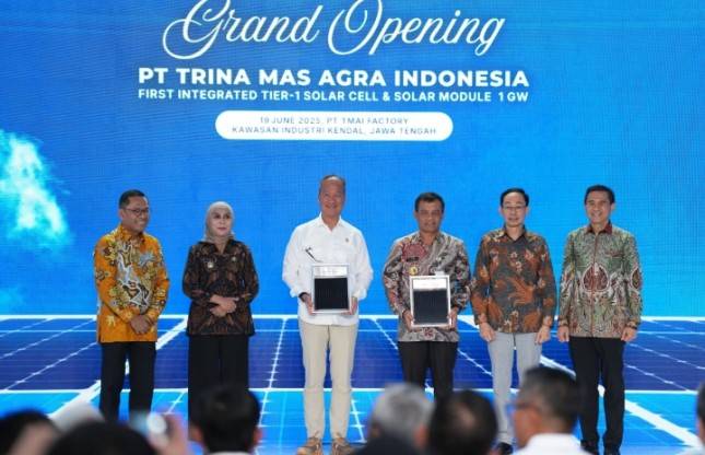 Menperin Agus Lakukan Grand Opening Industri Panel Surya Senilai Rp1,5 Triliun di KEK Kendal