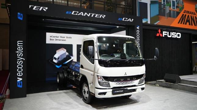 EV Mobil Charger Truk Listrik eCanter Mejeng di GIIAS 2025, Miliki Solar Panel Hingga Towing Hidrolik