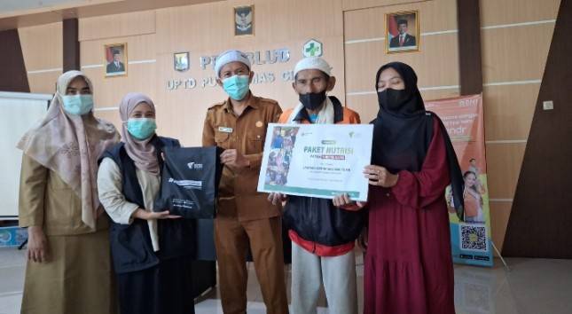 LKC Dompet Dhuafa Salurkan Paket Nutrisi bagi Pasien TBC di Sukabumi