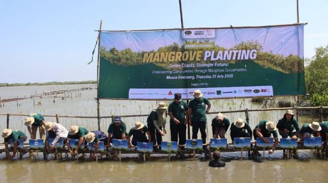 Dukung Indonesia Netral Karbon, Jababeka & Tenant Kawasan Industri Tanam 100 Ribu Mangrove di Muara Gembong