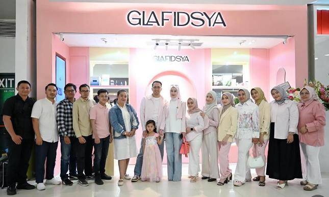 dr. Reza Gladys Resmikan Toko Skincare Glafidsya Pertama di Mall Central Park