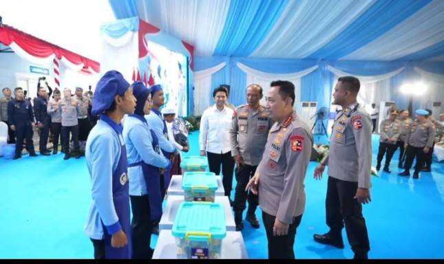 Kapolri Resmikan SPPG dan Tinjau Gerakan Pangan Murah di Jawa Timur