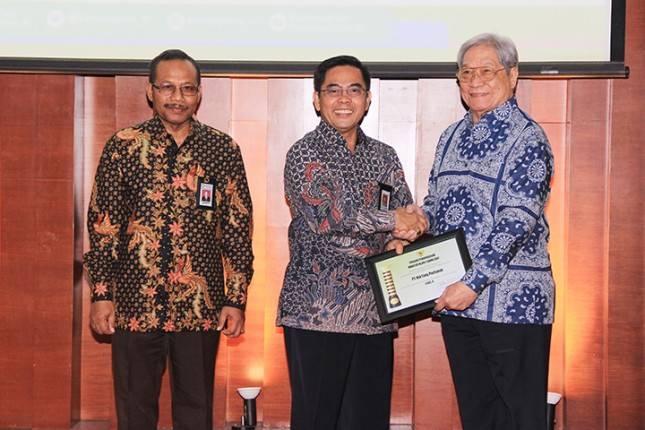 Kemenperin Serahkan Sertifikat OVNI Untuk Empat Kawasan Industri dan Delapan Perusahaan Industri