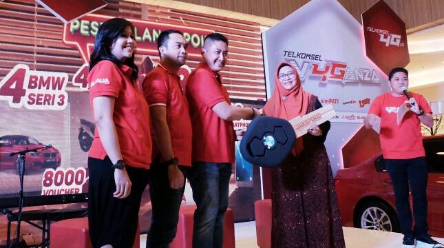 Pesta Blanja Poin, BLANJA dan Telkomsel Serahkan BMW ke Pelanggan di Surabaya