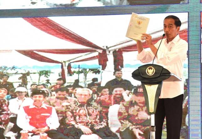 Presiden Jokowi Serahkan 3.331 Sertifikat Tanah di Jayapura Papua