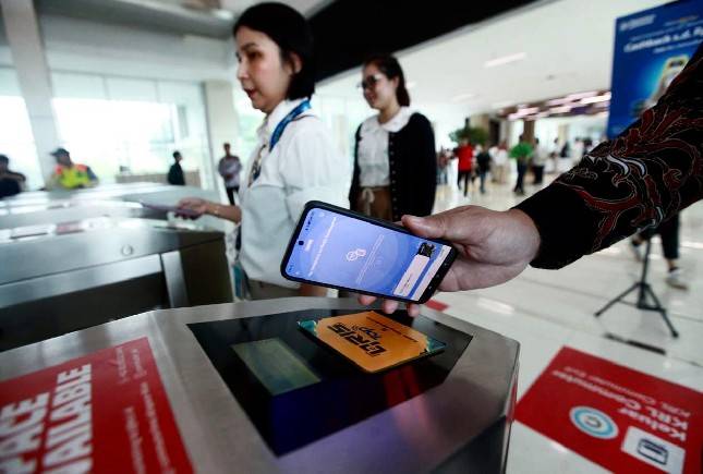 Bank Mandiri dan KAI Group Resmikan Implementasi QRIS Tap di Transportasi Publik