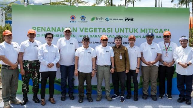 Menko PMK, BNPB, dan EIGER Adventure Land Lakukan Penanaman untuk Mitigasi Bencana dan Restorasi Ekosistem Hulu
