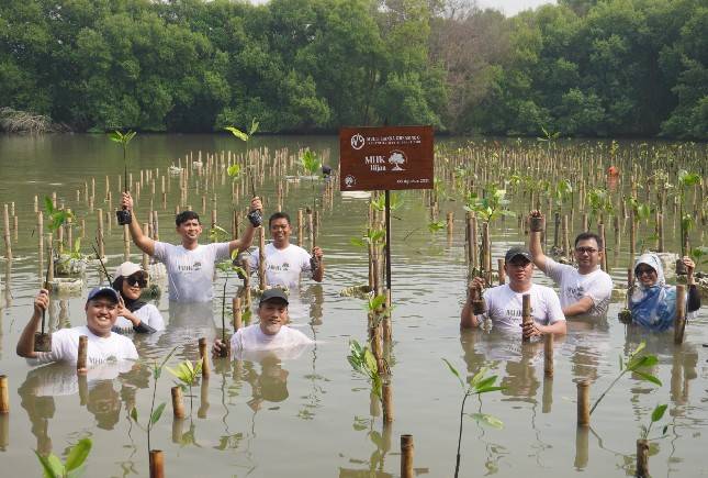 PT Multi Hanna Kreasindo Tbk Raih Penghargaan  TOP CSR Of The Year 2025 