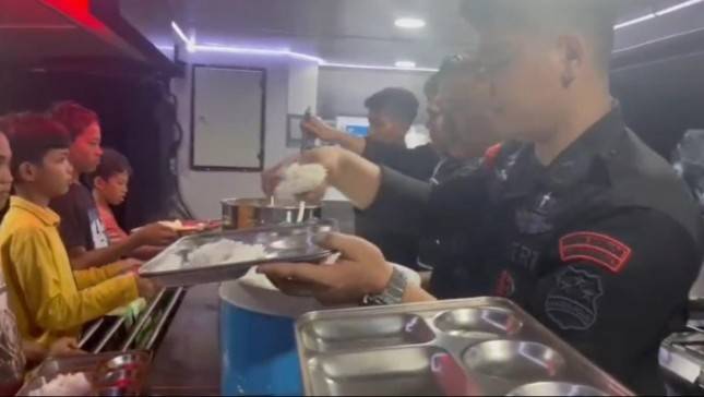 Respons Cepat Brimob Bantu Penuhi Kebutuhan Makan Korban Banjir Aceh Tamiang