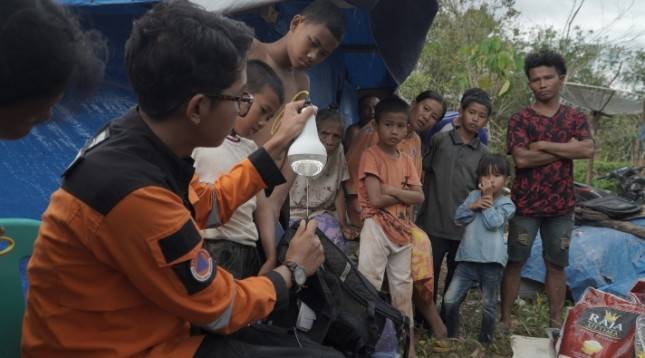Dompet Dhuafa Distribusikan Lampu Solar Panel untuk Terangi Pengungsian di Tukka