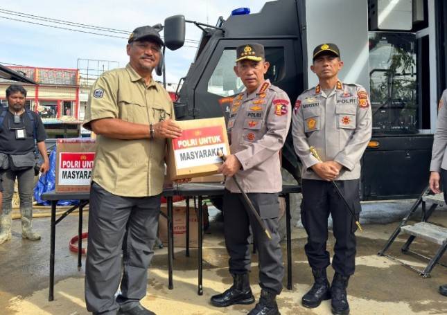 Kapolri Tinjau Pengungsian Aceh Tamiang dan Salurkan Enam Truk Logistik Kemanusiaan