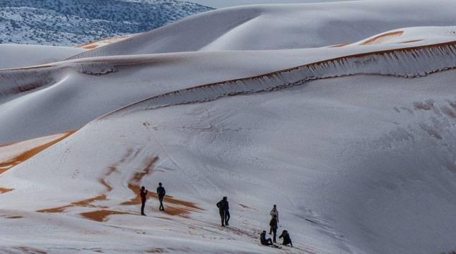 Untuk Kedua Kalinya dalam 40 Tahun, Salju Tebal Selimuti Gurun Sahara 