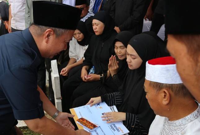 Keluarga Mayor Inf. Anumerta Zulmi Aditya Iskandar Dapat Santunan