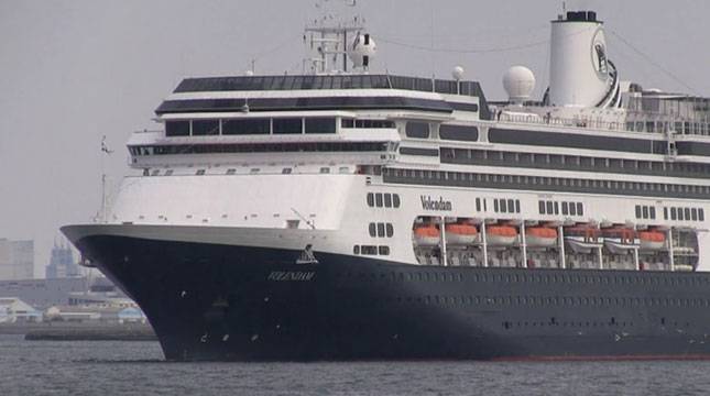 Berlabuh di Lombok Barat, Kapal Pesiar MV Volendam Turunkan 1.400 Wisman 