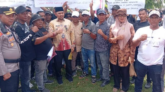 Ratusan Pekerja PTPN IV Cot Girek Sampaikan Aspirasi ke Kantor Bupati Aceh Utara
