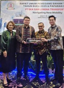 Direksi PT Eka Sari Lorena Transport Tbk (LRNA) berpose bersama usai RUPST 2026 di Bogor, Jawa Barat. (Foto : Dokumentas Perseroan)