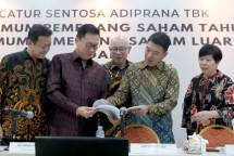 Kika: - Wiroat Rattanachaisitsen, Komisaris - Achmad Widjaja, Komisaris Utama - Antonius Tan, Direktur - Andy Totong, Direktur - Surjati Tanril, Direktur - Puttipong Areerob, Direktur