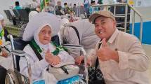 Ferdi Setiawan Petugas Haji bersama salah satu Jama'ah Haji