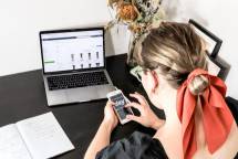 woman in orange shirt using iphone (Foto: S O C I A L . C U T / Unsplash)