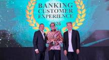 SEVP Operations PT Bank Muamalat Indonesia Tbk Dedy Suryadi Dharmawan (tengah) menerima penghargaan The Best Bank in Customer Experience 2026