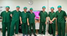 [dari kiri ke kanan] Tim yang terlibat dalam pelaksanaan transplantasi ginjal robotik pertama di Indonesia - dr. Kindy Aulia,Sp.U , dr. Gerhard Reinaldi Situmorang, Sp.U(K), Ph.D, Prof. dr. Agus Rizal A. H. Hamid, SpU (K), FICRS, PhD, Prof. DR. dr. Nur Rasyid, SpU (K), Prof. Shin Sung, Ph.D., Prof. Dr. dr. Irfan Wahyudi, SpU (K),dr. Raden Besthadi Sukmono, Sp.An- KAR selaku