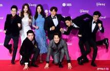 Anggota Running Man saat Red Carpet SBS Awards 2017. (Source: www.soompi.com)