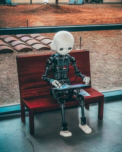 Robot humanoid AI dan tablet - ilustrasi kecerdasan buatan