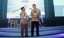 CCS Senior Manager PT Wahana Duta Jaya Rucika Putra Wijaya (kiri) dan National Sales Manager PT Wahana Duta Jaya Rucika Sunyoto Bambang Kusumo berbincang usai meluncurkan merek baru Rucika Wavin