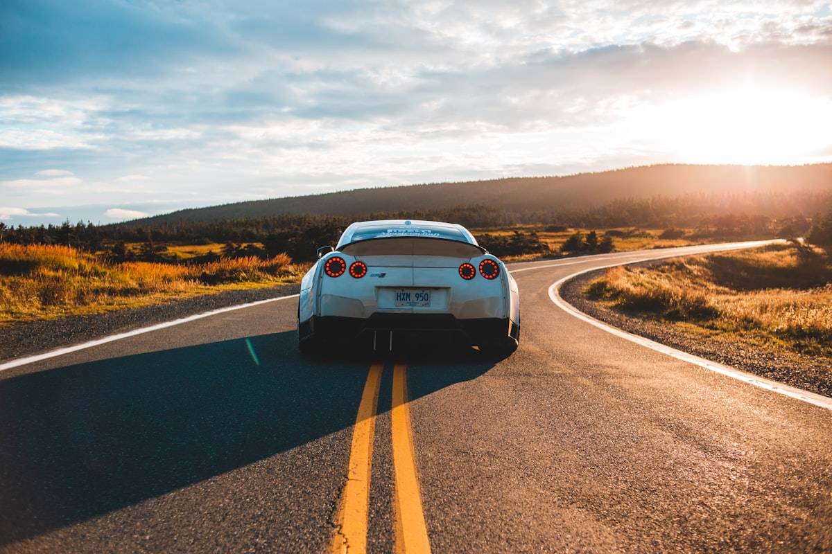Mobil sport di jalanan - Foto: Unsplash