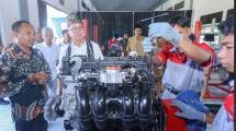 Presiden Direktur PT Toyota Motor Manufacturing Indonesia (TMMIN) Nandi Julyanto saat menyerahkan bantuan mesin kendaraan Toyota kepada SMKN 1 Jonggat, Lombok Tengah