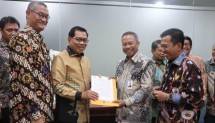 Kiri ke Kanan: Pribadi Mantan Dirut Askrindo Syariah, Asmawi Syam Dirut Aksrindo bersama Direktur SDM&Umum; Askrindo, Firman Berahima (Dok: INDUSTRY.co.id)