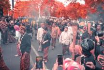 festival during daytime (Foto: Fauzan / Unsplash)