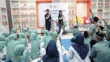 Mengintip Senyum Bahagia Fatih Saat Terima Tas Baru dari Gramedia-Dompet Dhuafa